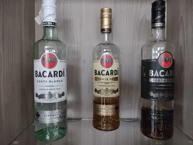 różne rodzaje rumu Bacardi butelki