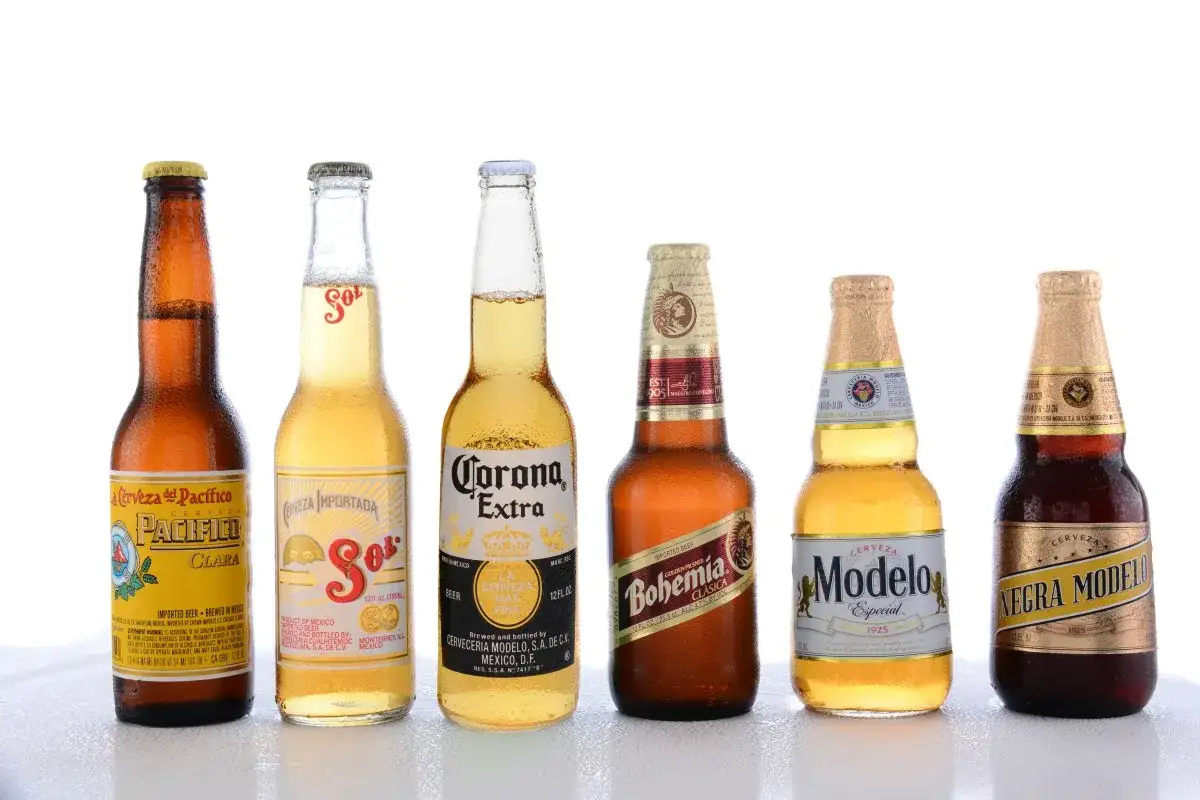 Sześć butelek piwa: Pacifico, Sol, Corona Extra, Bohemia, Modelo Especial i Negra Modelo. Idealny zestaw na spotkanie przy piwie Cortes.