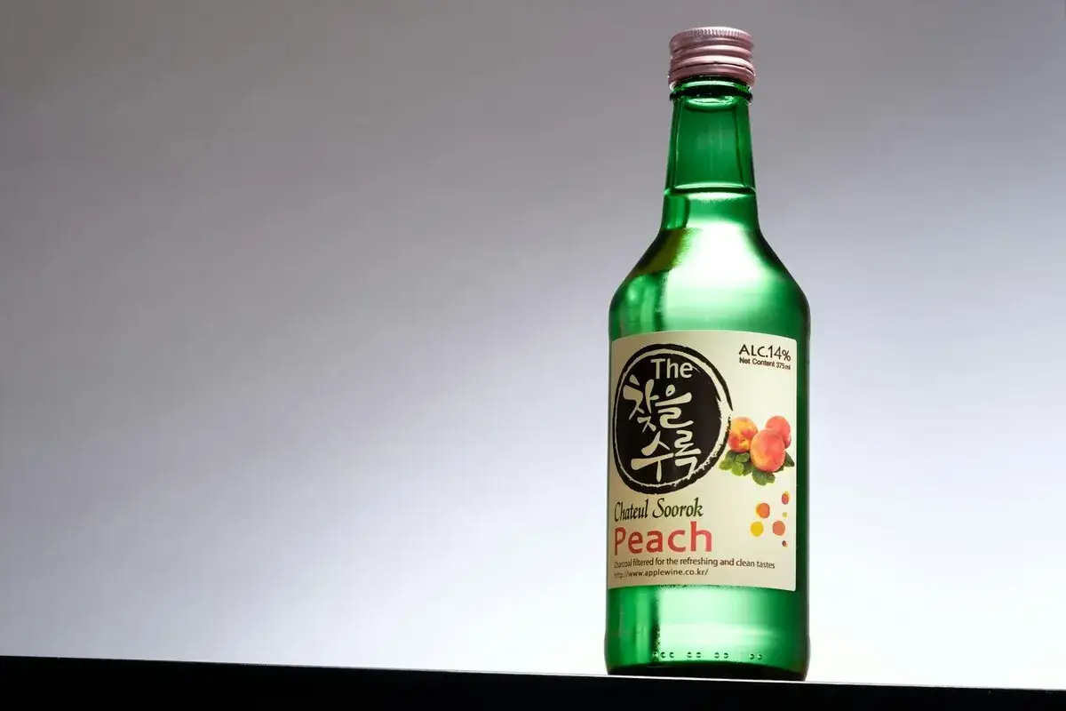 Zielona butelka brzoskwiniowego soju. Sprawdź, soju ile procent ma ten napój - ALC.14%. Idealny na orzeźwienie.
