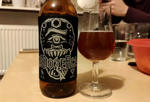 Butelka piwa z etykietą "Dozer" i kieliszek z bursztynowym trunkiem. Czy to najmocniejsze piwo w Polsce?
